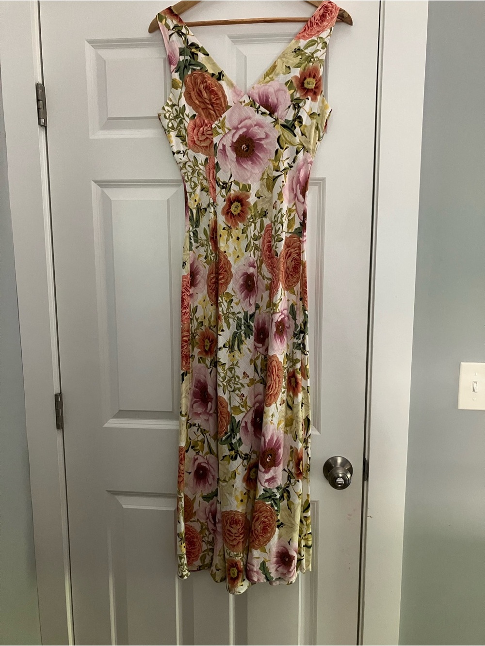 Sleeveless Floral V-Neck Maxi Dress in Pink, Peach and Cream